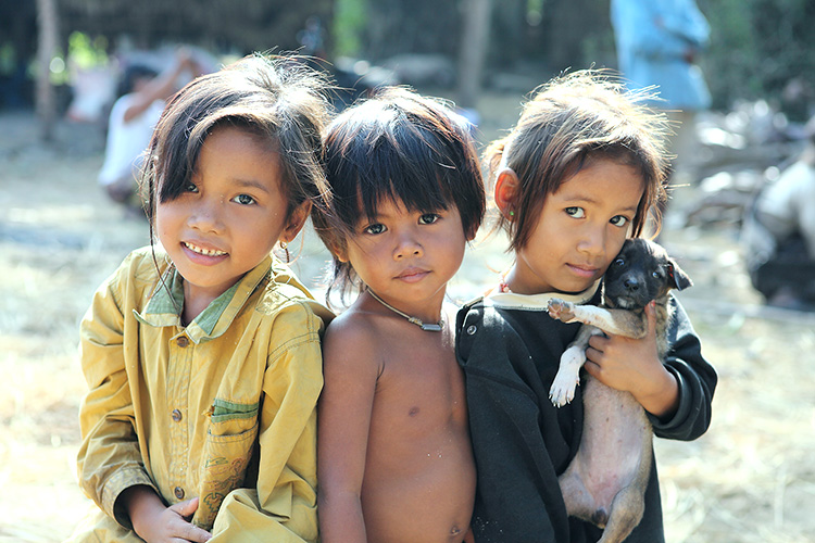 犬を抱いた子供たち カンボジア